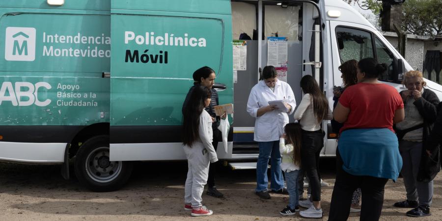 Personas atendiéndose en una policlínica móvil